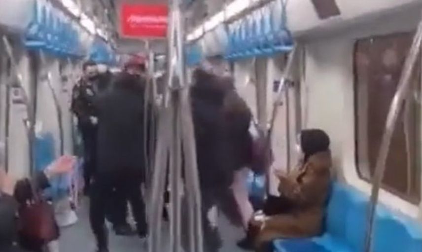 Marmaray'da akılalmaz kavga,  yumruklar havada uçuştu: 'Terbiyesizlik yapmayın, neden sevişiyorsunuz'