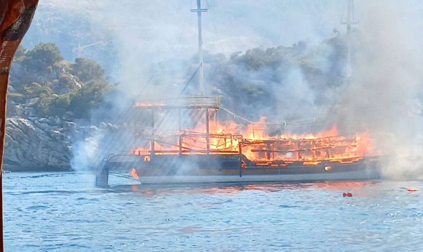 Marmaris açıklarında gezi teknesi alev aldı: 14 kişi yaralandı
