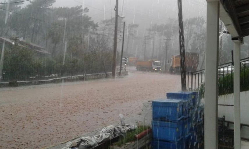 Marmaris’te Sağanak Yağış Nedeniyle Yollar Göle Döndü: Bazı Evleri Su Bastı!