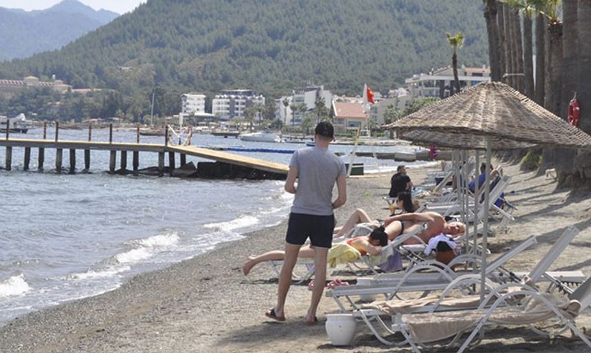 Marmaris’te Sahillerin Tadını Turistler Çıkarıyor