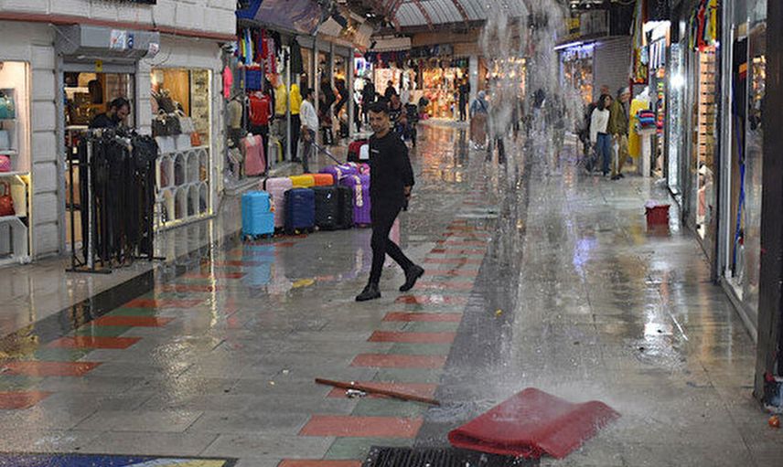 Marmaris’te Yağmur Yağdı: 15 Dakikada Birçok Yer Sular Altında Kaldı