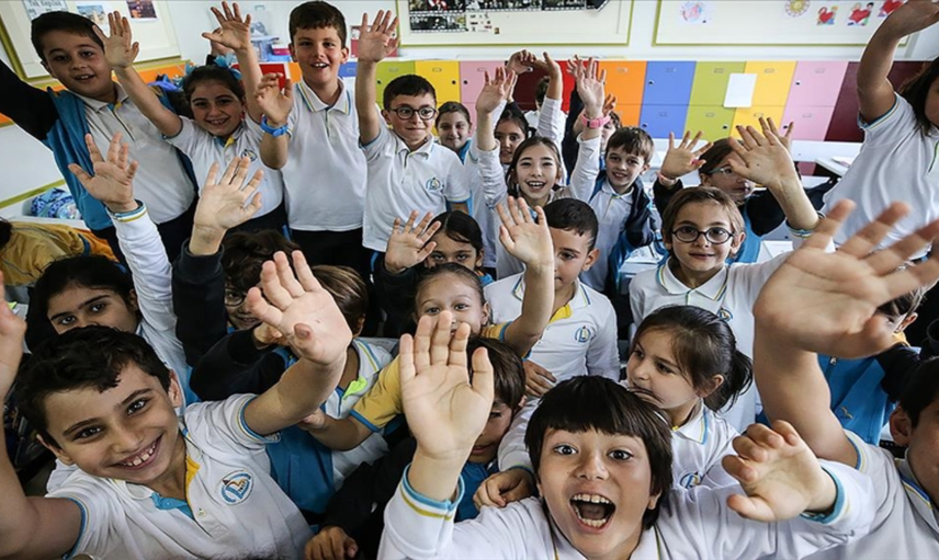 MEB’den tatili 4 gün daha uzattı! Anneler babalar 9 gün bayram edecek