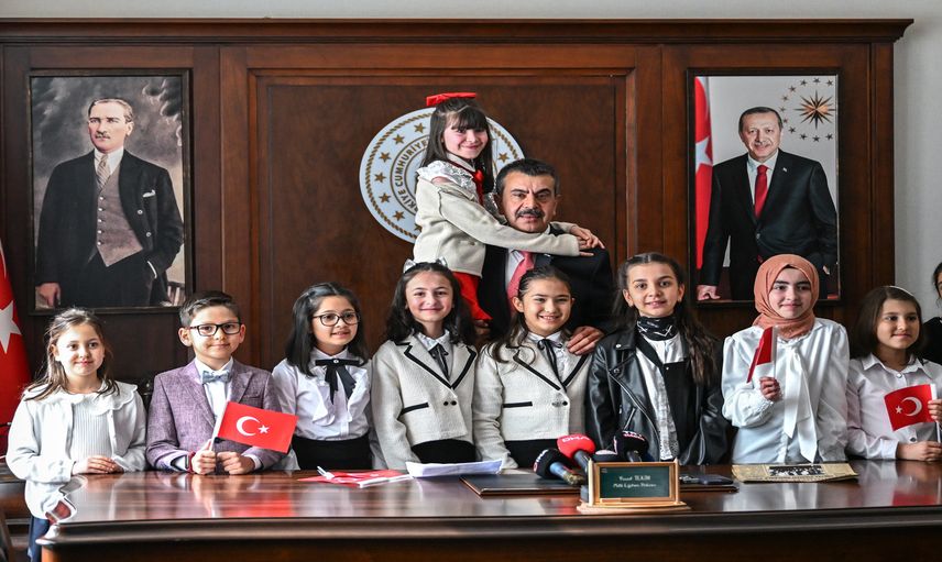 Meclis’te 23 Nisan coşkusu: Milli Eğitim Bakanı Tekin, koltuğunu 11 yaşındaki Irmak'a devretti!