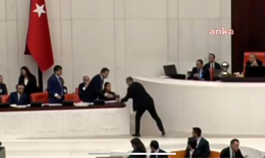Meclis'te 'pis su' kavgası