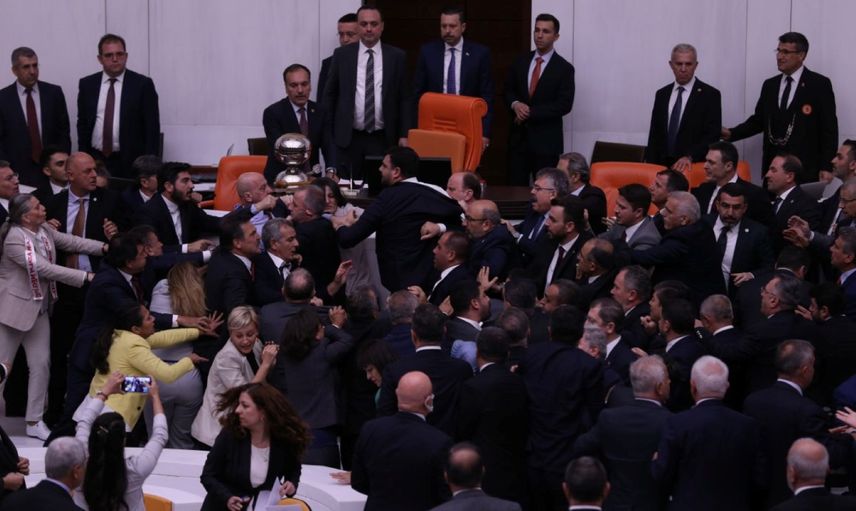 Meclis’te Yemin Öncesi Skandal Kavga! Yumruklar Konuştu, Ortalık Karıştı