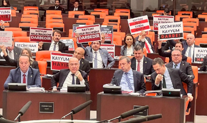 Meclis'te Yerlikaya'ya 'kayyım' protestosu
