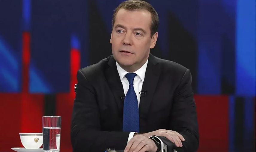 Medvedev'den Macron'a ironik yanıt: Korkudan Grönland'dan vazgeçecekler