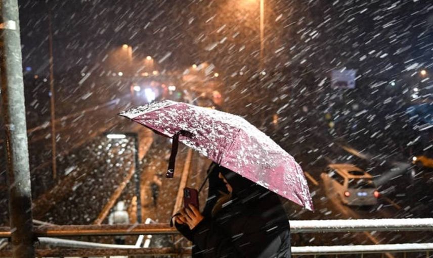 Megakente mevsimin ilk karı düştü: Sokaklar beyaza büründü