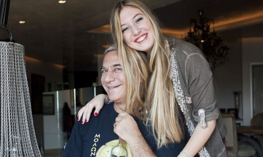 Mehmet Ali Erbil’in Kızı Yasmin Dekoltesiyle Mest Etti