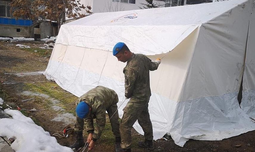 Mehmetçik deprem bölgesinde: 59 bin çadır kurdu
