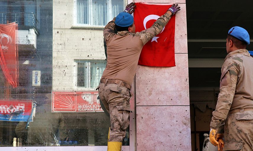 Mehmetçik’in Bayrak Sevgisi: Çamurun İçinden Çekip Aldı!