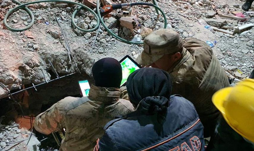 Mehmetçikten yürek ısıtan görüntüler: 10 yaşındaki kız 147. saatte kurtarıldı