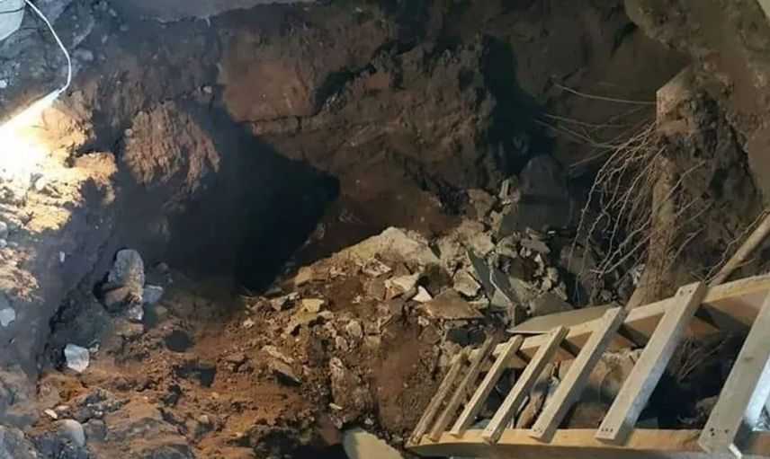 Meksikalı genç evinde uyuduğu esnada 3 metrelik çukura düştü!