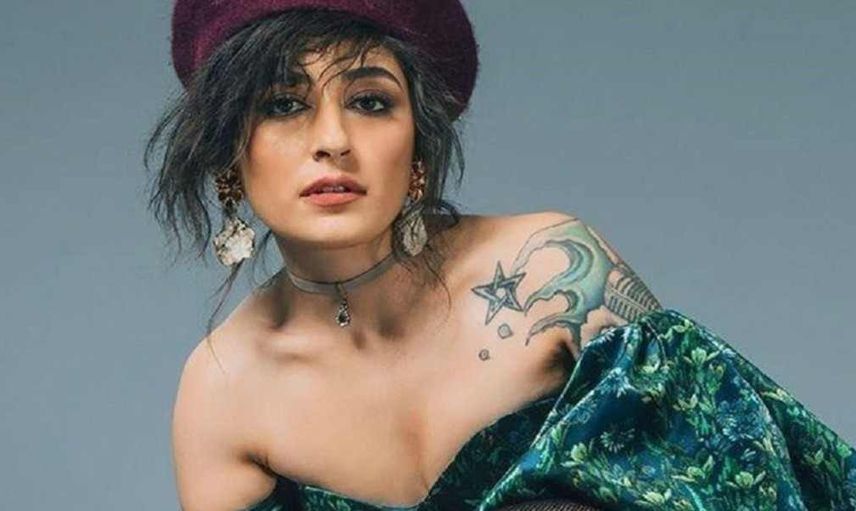 Melek Mosso'nun çok konuşulan el hareketi nedir? Melek Mosso'nun konserde tepki gören konuşması