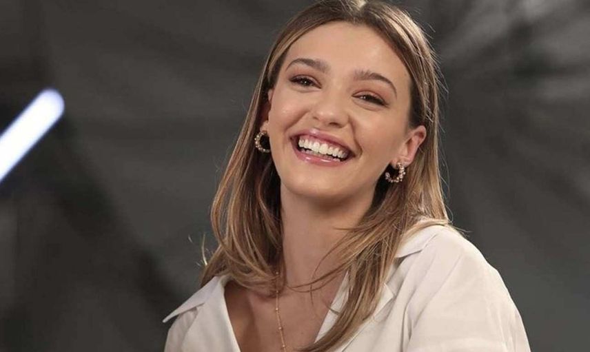 Melisa Döngel'in derin bacak dekolteli pozlarına övgüler yağdı!