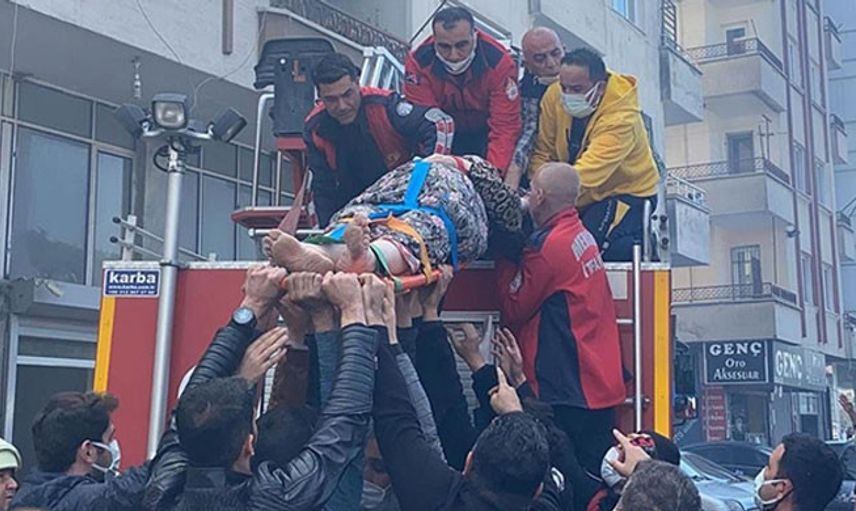 Mersin'de 5 Katlı Apartmanda Korkutan Yangın