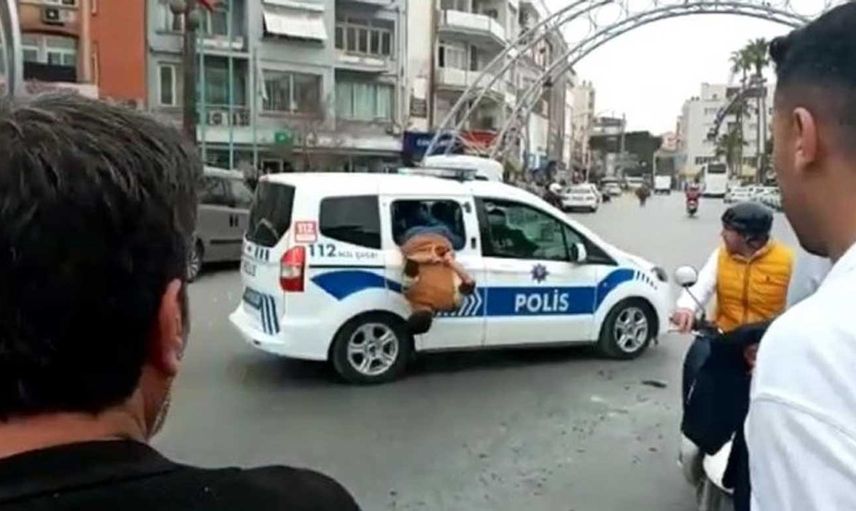 Mersin'de akılalmaz olay: Polis aracının camından atlayıp kaçtı!