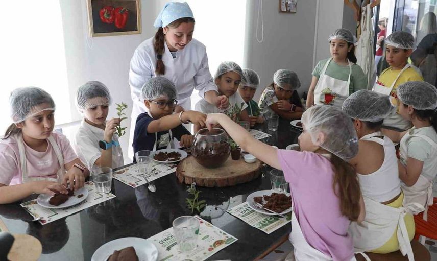 Mersin'de Çocuklar Atıkları Sanata Dönüştürüyor
