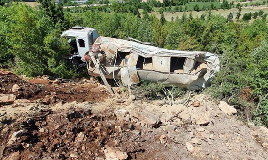 Mersin’de Şarampole Yuvarlanan Kamyonun Sürücüsü Öldü