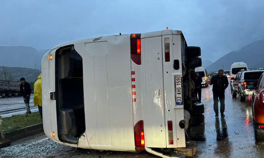 Mersin'de servis otobüsü devrildi: Çok sayıda yaralı var