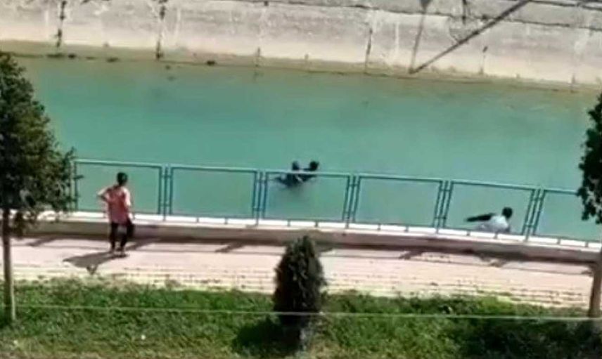 Mersin'de suya düşen çocuğu yoldan geçen vatandaş kurtardı: O anlar kameralara yansıdı