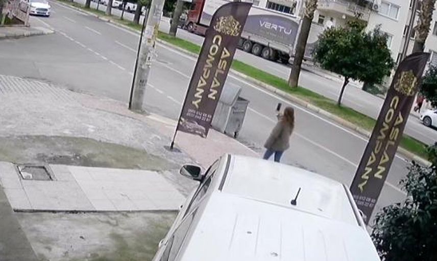 Mersin’de Yolda Görüntülü Telefon Görüşmesi Yapan Genç Kız Kapkaça Uğradı! O Anlar Kamerada