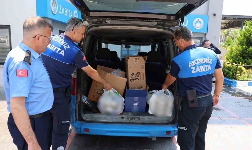 Mersin’de zincir markette son tüketim tarihi geçmiş 135 gıda ürünü ele geçirildi