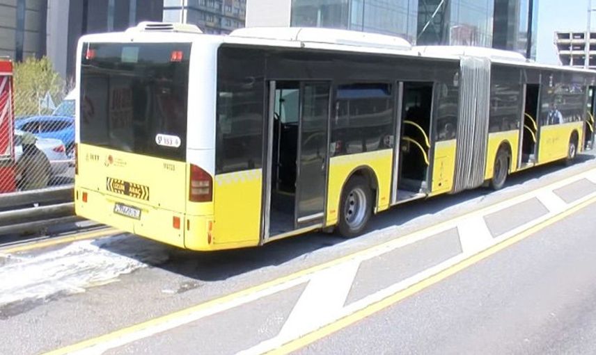Merter'de Metrobüste Yangın Çıktı