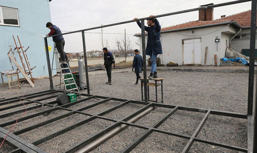 Meslek liseleri depremzedeler için seferber oldu: Konteyner sınıf üretiyorlar