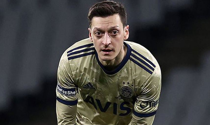Mesut Özil Ezeli Rakibi İle Dalga Geçti
