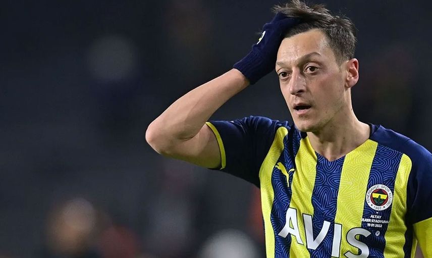 Mesut Özil, Fenerbahçe resmi sosyal medya hesabını takip etmeyi bıraktı!