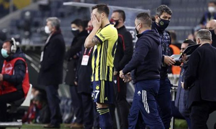 Mesut Özil Sakatlığını Atlattı