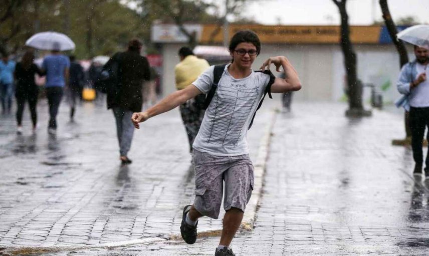 Meteoroloji o illerde yaşayanları uyardı: Çok kuvvetli sağanak yağış geliyor