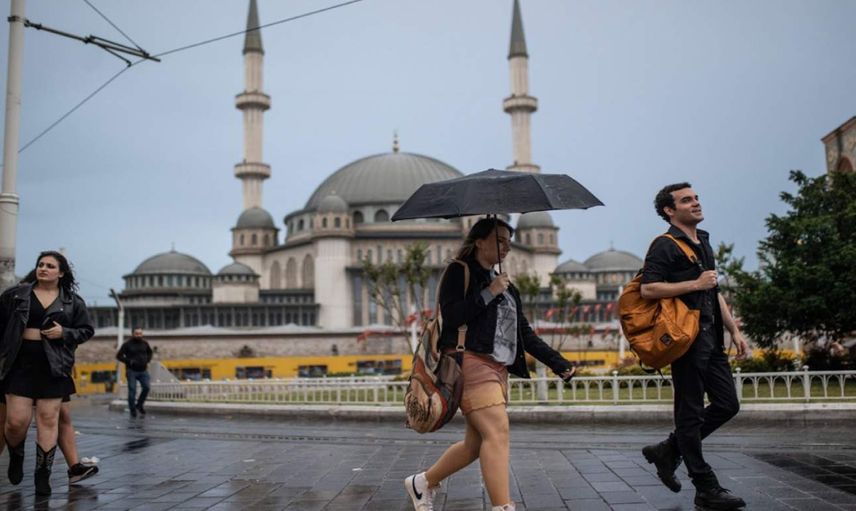 Meteoroloji sarı kodla uyarı yapmıştı: İstanbul sağanak yağışa teslim oldu