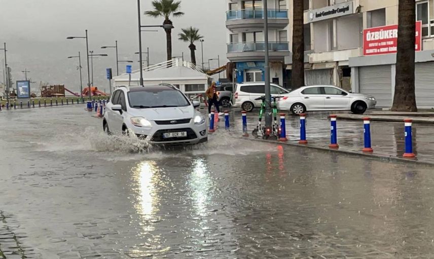 Meteoroloji sarı kodlu uyarı vermişti: Şehirde yollar göle döndü