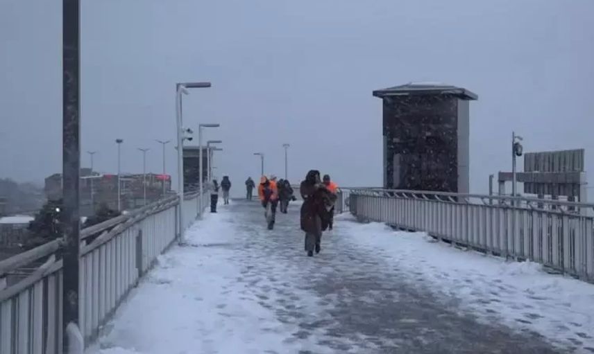 Meteoroloji uyarmıştı: İstanbul’un birçok ilçesinde kar yağışı başladı! İşte ilk kareler