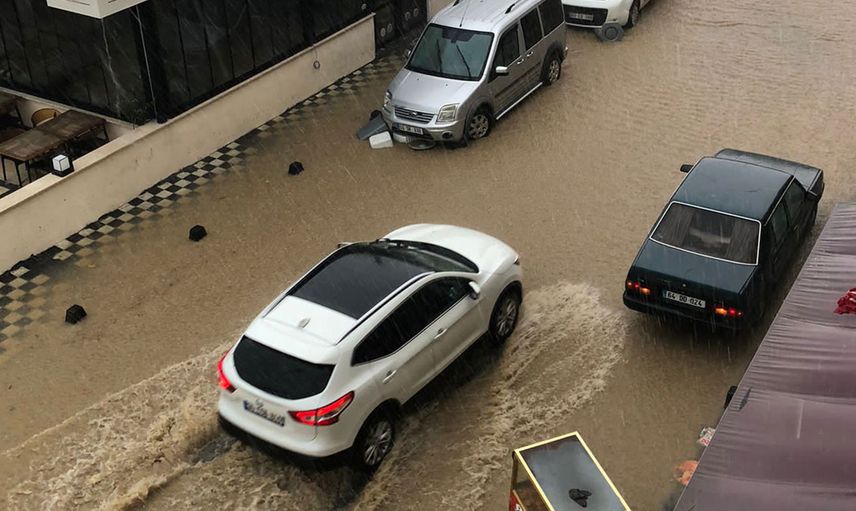 Meteoroloji uyarmıştı: Sağanak yağış Tekirdağ’ı etkisi altına aldı, yollar göle döndü