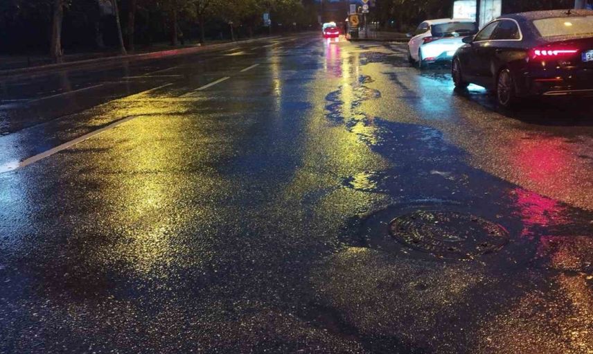 Meteoroloji ve AKOM uyarmıştı: İstanbul’da şiddetli yağış başladı