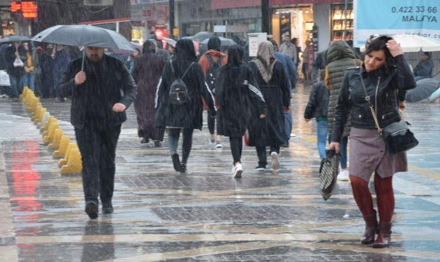 Meteoroloji’den uyarı geldi: Sıcaklıklar düşecek sağanak yağışlar sürecek