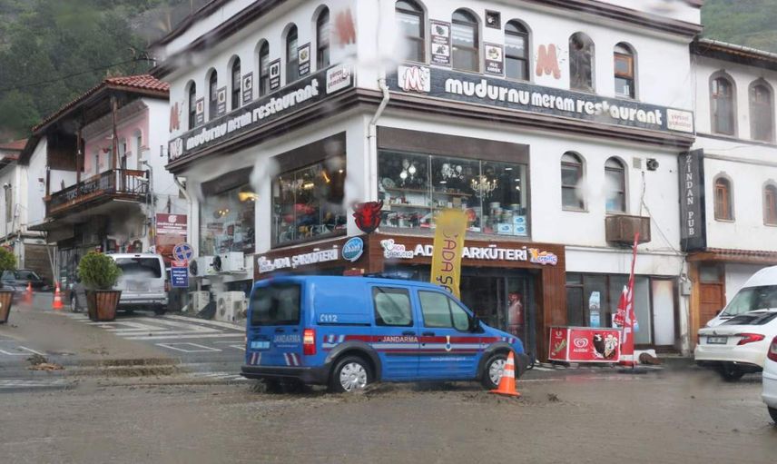 Meteoroloji’den uyarı yapılmıştı: Sağanak yağış zor anlar yaşattı