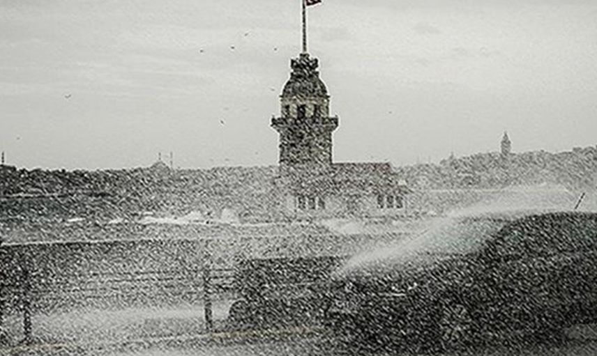 Meteorolojinin uyardığı yağışlar başladı: İstanbul'da rögarlar patladı, sokaklar suya gömüldü