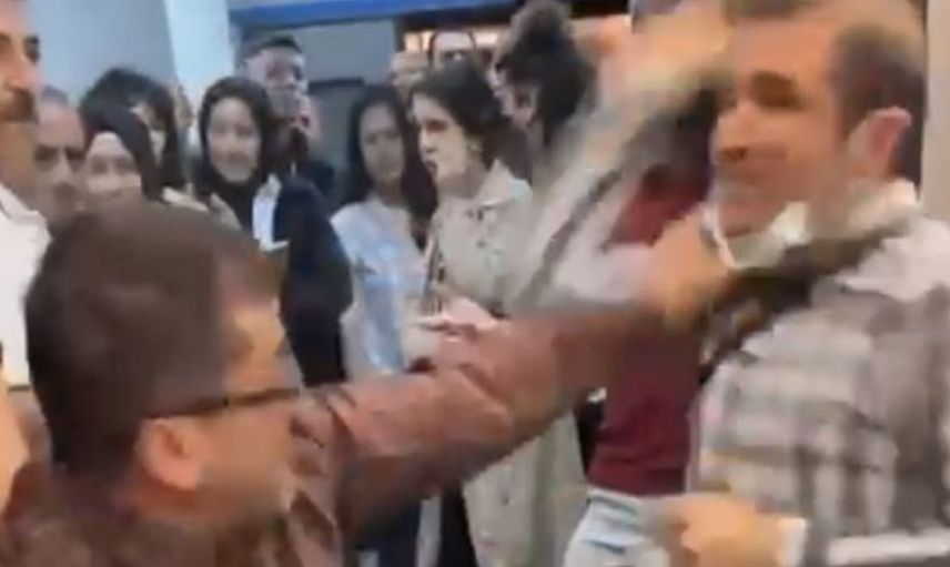 Metro istasyonunda yaka paça kavga ettiler!