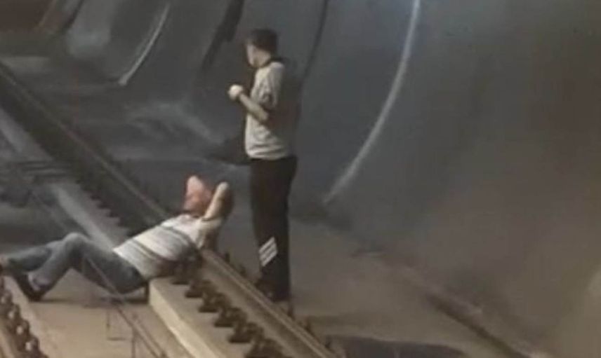 Metro rayına uzandı: Raylarda keyif yaptı! Rahatlığı görenlere pes dedirtti