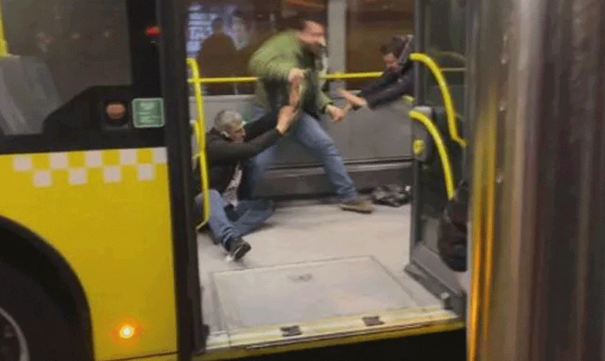 Metrobüste Bıçaklı Saldırı: Saldırgan İki Yolcuyu Yaraladı!