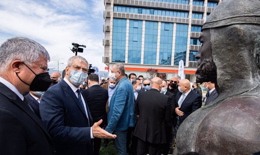 Millet Aç Deyip Duranların Sadece Heykele Verdiği Paraya Bakın! İzmir Vatandaşı Hizmeti Daha Çok Bekler