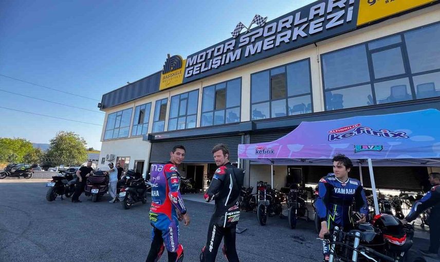 Milli motosikletçiler ve oyuncu Kıvanç Tatlıtuğ Kocaeli’de piste çıktı