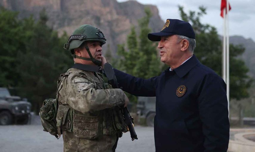 Milli Savunma Bakanı Hulusi Akar sınır hattında: Geceyi Çukurca'daki 2. Ordu Taktik Komuta Yeri'nde geçirdi!