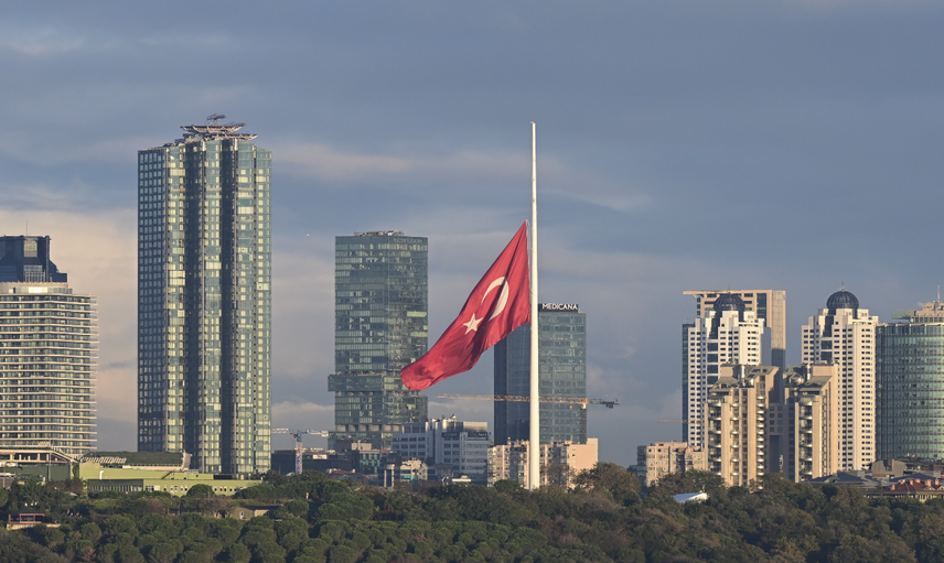 Milli yas ilanın ardından Türkiye’de bayraklar yarıya indirildi