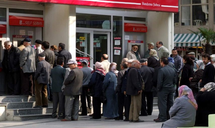 Milyonlarca emeklinin gözü yarına çevrildi: Maaş farkları hesaplara yatırılıyor