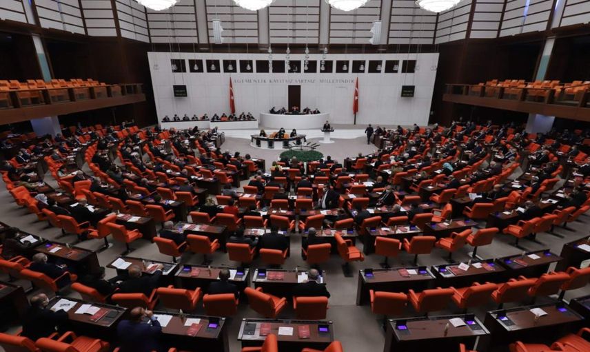 Milyonları ilgilendiren yasa Meclis’ten geçti: Memur ve emekli maaş zammı teklifi kabul edildi